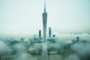 昨日下午雨后,无人机航拍显示,相比珠江南岸,北岸珠江新城一带云层尤为低矮,且厚重许多。信息时报记者 康健 摄