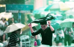 大男人,小胶袋,雨中别样的景色。