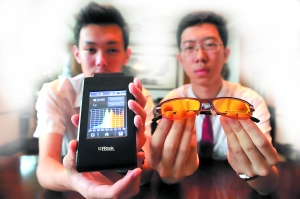 高琨翔与龚雷豫展示了他们团队研制的防护眼镜及使用效果。广州日报记者杨耀烨 摄