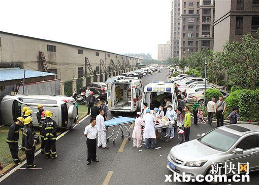 ■事故发生后,医务人员和消防员到现场处置。 通讯员供图