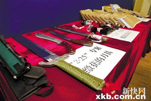 ■警方在行动中缴获的部分作案工具。 新快报记者 郗慧晶/摄