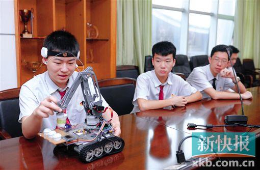 ■省实高一学生朱煜青正在演示为“渐冻人”发明的基于脑电波控制的残障人士生活辅助系统。 新快报记者 夏世焱/摄