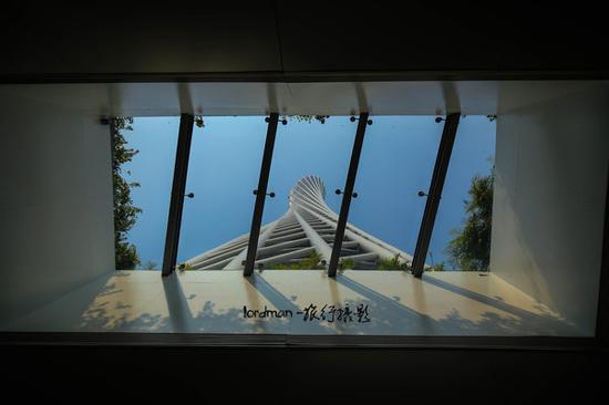 从登塔大厅的天窗看广州塔，螺旋结构一览无遗。