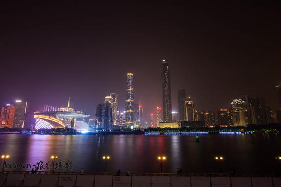 轻微的雾霾，多少影响了拍摄心情，但即使是这样，雾霾也掩盖不了广州夜景的璀璨灯火。