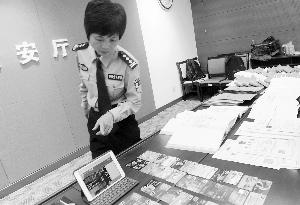 警方展示查获的作案工具和物品。信息时报记者 巢晓 摄
