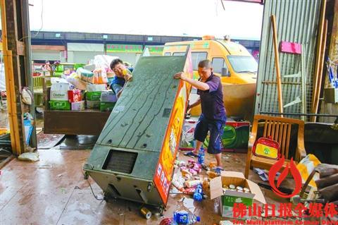 扶西水果批发市场遭强风袭击 造成2死24伤_佛