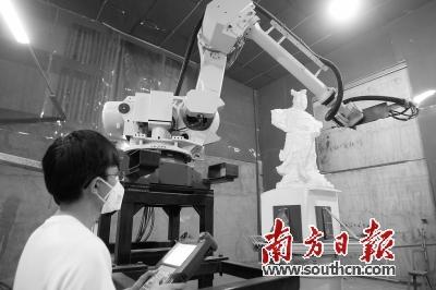 台商二代许嘉豪的工厂使用大型的7轴机械手臂,将原来需要两个月的工序缩短到4天。