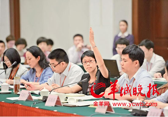 昨日,在广东省公办普通高校学费标准调整听证会上,听证代表举手发言 羊城晚报记者 林桂炎 摄