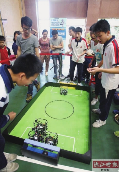 机器人足球赛决赛在南庄中学学生之间进行。珠江时报记者/谭兼之摄