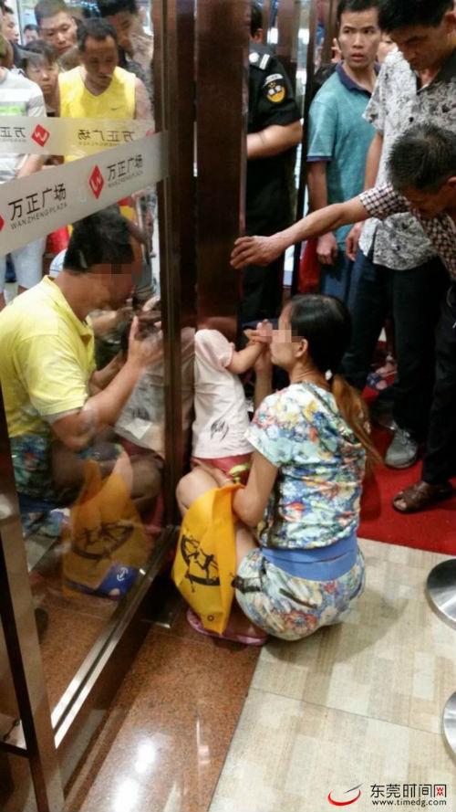 女童被门缝夹住胸口