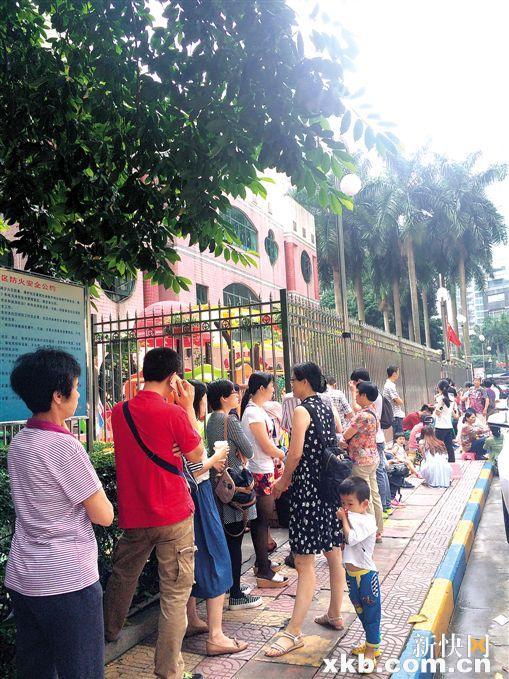 ■昨日上午不到8时,天河区金海艺术幼儿园门口报名的家长们已经排起了长龙。