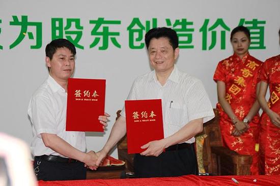 高奇集团董事长王胜文(左二)与湖南天沅化工集团董事长黄红校(左一)就双方的战略合作进行签约