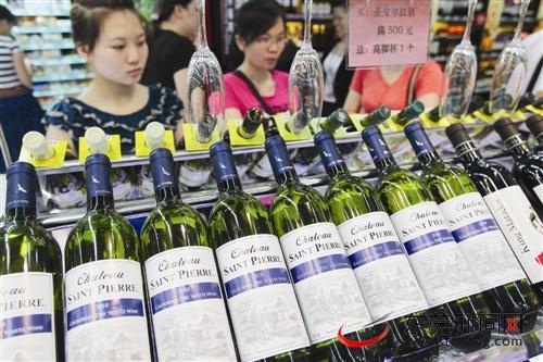 ■市民选购酒水。(资料图 郑志波 摄)
