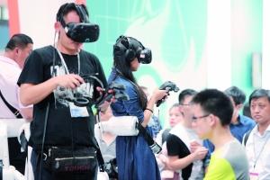 观众在“玖的数码”科技公司体验VR虚拟技术。
