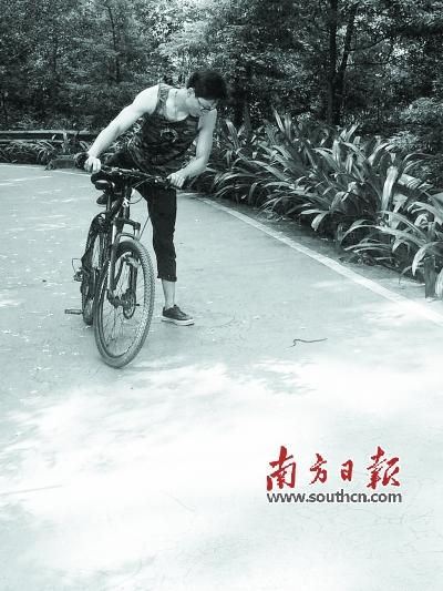 市民骑车上山偶遇小蛇。 记者 何明强 摄