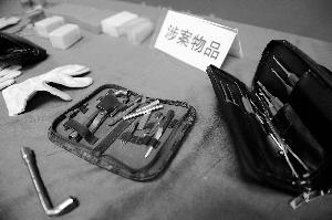 犯罪嫌疑人使用技术开锁工具入室盗窃。信息时报记者 萧嘉宁 摄