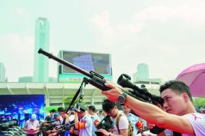 广东省《反恐法》宣传月首场互动宣传活动昨日在天河体育中心南广场举行。狙击枪是市民最感兴趣的装备之一。信息时报记者 陆明杰 摄