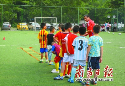 江门校园兴起足球热 教练不够怎么办