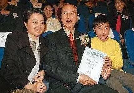 据悉,1995年出生的何猷君从小就是数学天才,曾多次被邀请参加“世界数学竞赛”,并且连续两年获奖。