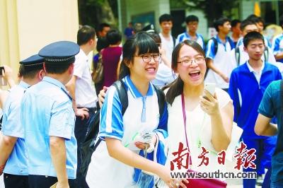 高考首日少见热闹陪考 不乏温馨场面_东莞频道