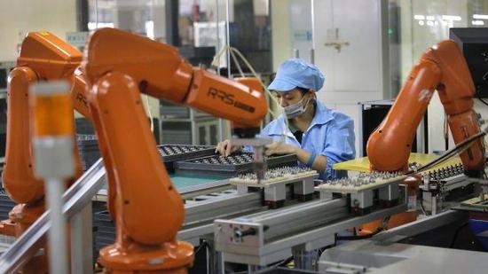 东莞工人放弃8千元月薪工作 转型机器人技工