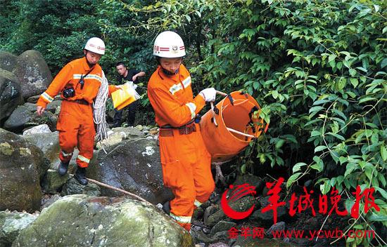 消防人员进山搜救 消防人员进山搜救