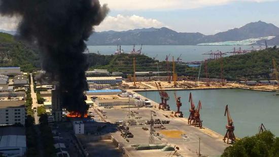 深圳蛇口赤湾路货物着火 浓烟滚滚直冲天际(图