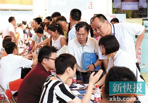 ■高考未放榜,家长们已经关心起学生的录取情况,纷纷到各高校开放日现场咨询。新快报记者夏世焱/摄