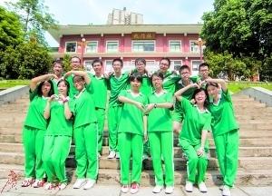 昨日,执信中学取得好成绩的10多名学霸站在教学楼前合影。 广州日报记者庄小龙 摄
