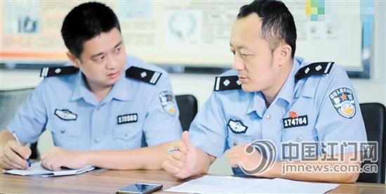 男主角“江涛”（右）的原型为市公安局北街派出所副中队长江南。