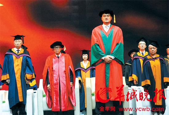 “超人”李嘉诚（左二）和“巨人”姚明（左三）同时现身汕大毕业典礼