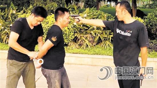 微电影中，男主角“江涛”（右）举枪震慑毒贩。