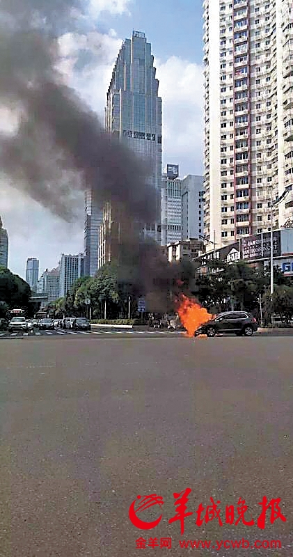 6月3日，黄埔大道上一辆轿车在行驶中突然自燃，被烧得面目全非 （图/消宣 张洋）