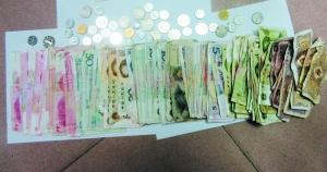 盗窃团伙对藏在枕头里的零钱都不放过。通讯员供图