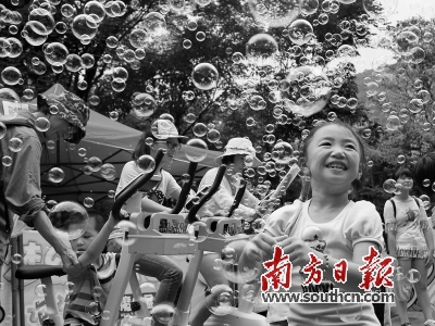 增城白水寨开启夏日“欢乐模式”，引来不少游客围观参与。南方日报记者 吴伟洪 摄