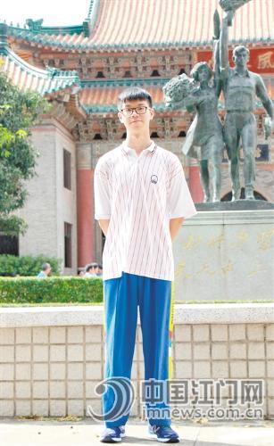 新会今年高考两位文科学霸考生被北大录取_江