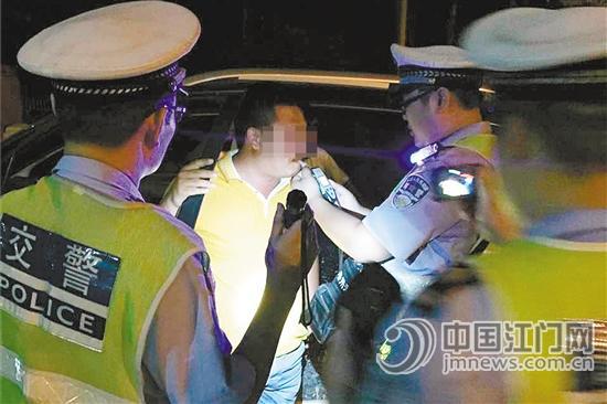 除了例行日常检查,交警部门加强了查处酒驾专项执法行动。