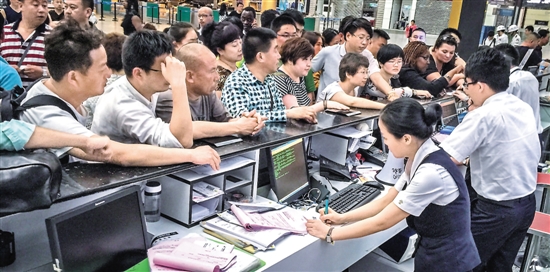 旅客遭遇航班延误，权益保护将有法规依据 羊城晚报记者 何奔 摄（资料图片）