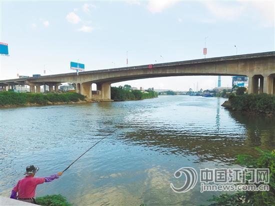 有市民在天沙河汇入江门河处钓鱼，不过却不敢吃钓上来的鱼，因为担心污染。