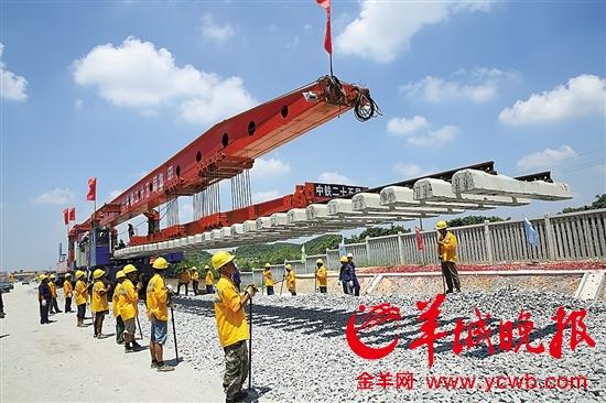 深茂铁路江茂段首组轨排铺设进行中