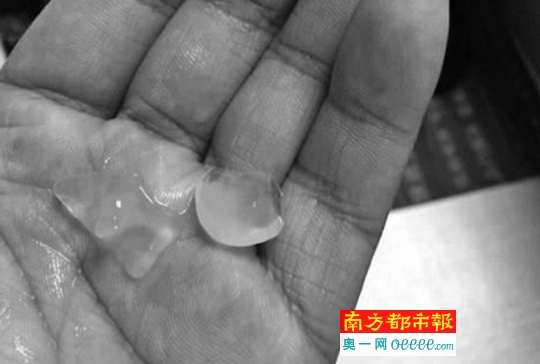 广州网友晒出越秀区西华路下的冰雹。