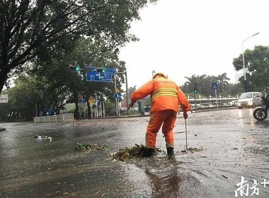 深圳3女孩风雨中路边发抖 大喊“加工资”