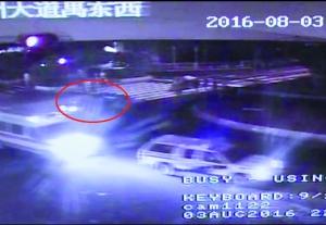 　　警车护送救护车前往医院途中，一台出租车（圈内）主动停车让行。信息时报记者萧嘉宁 摄