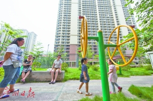 保障房小区居民在花园休憩。（资料图）广州日报记者庄小龙 摄