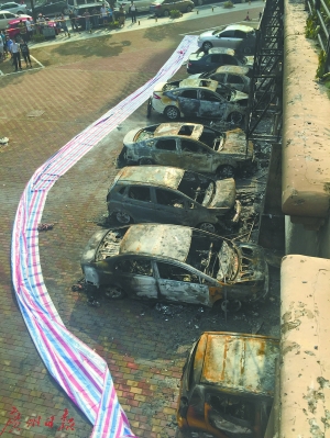被火烧毁的车辆。广州日报记者龙成通摄