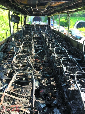 发生自燃后的大客车内部。