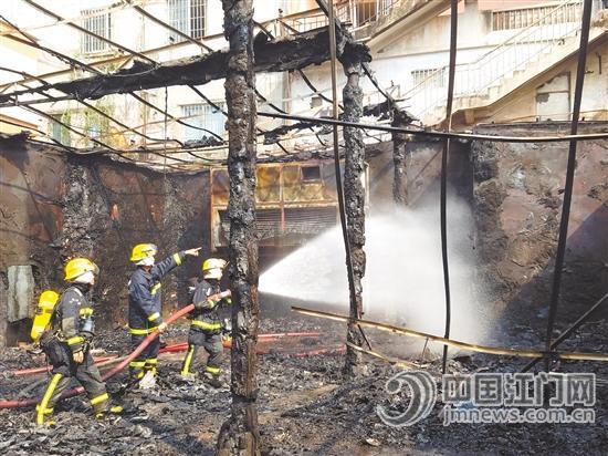 白沙综合批发市场旁 废弃冷冻仓库起火_江门频