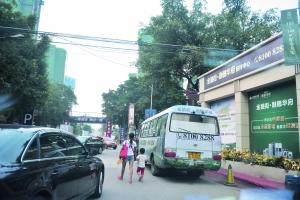 由于进入工地的路况复杂,许多售楼部在广钢新城鹤洞路口安排专车接送。