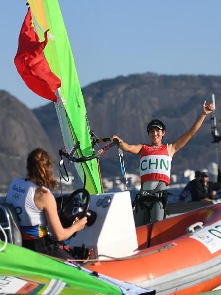 8月14日，陈佩娜（右）在比赛后庆祝。当日，在2016年里约奥运会帆板女子RS：X级比赛中，中国选手陈佩娜获得银牌。新华社记者李尕摄