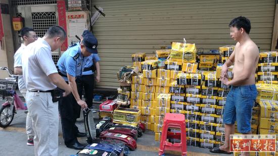 警方查获大量违规存放的电池